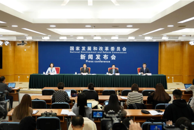 中國光伏、風電產業分別貢獻了全球市場超過75%的光伏組件和70%的風電關鍵零部件